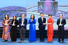 La vicepresidenta, Vo Thi Anh Xuan (centro), entrega el premio de la categoría principal de "iniciativa inspiradora" a los ganadores. (Foto: VNA)