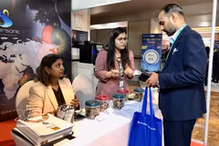 Empresas establecen contactos comerciales en los pabellones de exhibición. (Foto: VNA)