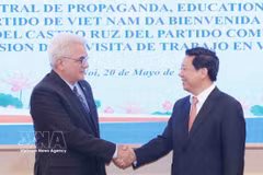 El subjefe de la Comisión de Propaganda, Educación y Movilización de Masas del Comité Central del Partido Comunista de Vietnam, Tran Thanh Lam, y René González Barrios, director del Centro Fidel Castro Ruz. (Foto: VNA) 
