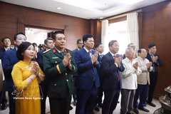 Los delegados ofrecen incienso en homenaje al Presidente Ho Chi Minh. (Foto: VNA)