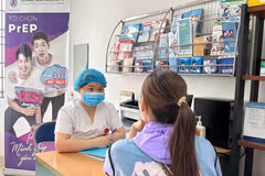 Una trabajadora sanitaria proporciona información a un ciudadano sobre el VIH/SIDA (Foto: Vietnam+) 