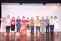 Los Cónsules Generales de los países de la ASEAN, representantes del gobierno local y líderes de la Unión de Organizaciones de Amistad de Ciudad Ho Chi Minh expresaron la solidaridad de la ASEAN. (Fuente: VNA)