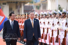 Por autorización de Su Majestad el Rey Norodom Sihamoni, el presidente del Partido Popular de Camboya y presidente del Senado de Camboya, Hun Sen, presidió en la mañana del 6 de febrero de 2026 en Phnom Penh la ceremonia oficial de bienvenida al secretario general del Partido Comunista de Vietnam, To Lam, con motivo de su visita de Estado al Camboya. (Fuente: VNA)