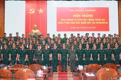 El general Nguyen Tan Cuong, miembro del Comité Central del Partido, Jefe del Estado Mayor General del Ejército Popular de Vietnam, viceministro de Defensa, junto con los oficiales y militares que parten hacia Venezuela para cumplir su misión. (Foto: VNA)