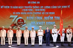 El presidente de la Asamblea Nacional, Tran Thanh Man, entrega la Orden Ho Chi Minh a la fuerza de Policía Económica. Foto: VNA