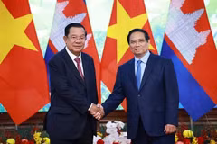 El primer ministro Pham Minh Chinh (der.) y el presidente del Partido Popular de Camboya y titular del Senado camboyano, Hun Sen. (Foto: VNA)