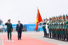 El primer ministro Pham Minh Chinh (segundo desde la izquierda) asiste a la Exposición Internacional de Defensa de Vietnam 2024 (Foto: VNA)