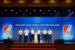 El ministro de Finanzas, Ngo Van Tuan, presenta la primera edición del "Libro Blanco Tributario de Vietnam 2026" al sector tributario vietnamita. (Foto: Vietnam+)