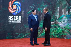 El primer ministro de Malasia, Anwar Ibrahim (derecha), recibe a su homólogo vietnamita, Pham Minh Chinh, en la 47.ª Cumbre de la ASEAN y otras cumbres relacionadas. (Foto: VNA)