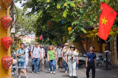 Turistas internacionales visitan el casco antiguo de Hoi An, en la ciudad de Da Nang. (Foto: VNA)