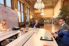 El embajador de Vietnam en Austria, Vu Le Thai Hoang, se reunió con el alcalde de Viena, Michael Ludwig, para hablar sobre la promoción de la cooperación local, los intercambios entre personas y el apoyo a la comunidad vietnamita en Viena. (Foto: VNA)