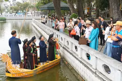 Las atracciones turísticas de Bac Ninh atraen a grandes multitudes tras el lanzamiento del exitoso videoclip "Bac Bling". (Foto: VNA)