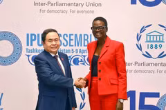 El presidente de la Asamblea Nacional, Tran Thanh Man (izquierda), se reúne con la titular de la Unión Interparlamentaria (UIP), Tulia Ackson, en Tashkent, Uzbekistán, el 6 de abril. (Foto: VNA)