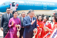El secretario general del Partido Comunista de Vietnam y presidente del país, To Lam, acompañado por su esposa y una delegación de alto nivel, llega al aeropuerto internacional de Udon Thani. (Fuente: VNA)