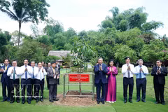 El secretario general del Partido Comunista de Vietnam y presidente del país, To Lam, y su esposa plantan un árbol conmemorativo en los terrenos del Monumento a Ho Chi Minh en la provincia de Udon Thani (Tailandia). (Foto: VNA)