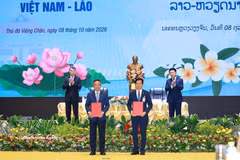 El primer ministro de Vietnam, Le Minh Hung, y su homólogo de Laos, Saleumxay Kommasith, presencian la entrega de certificados de inversión y la firma de acuerdos de cooperación en materia de inversión entre empresas de ambos países. Foto: VNA.