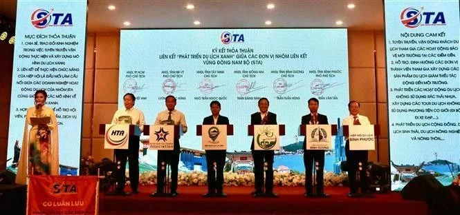 Representantes de Ciudad Ho Chi Minh y las provincias de Dong Nai, Ba Ria-Vung Tau, Binh Duong, Binh Phuoc y Tay Ninh firman un acuerdo de cooperación para el desarrollo del turismo ecológico. (Foto: VNA)