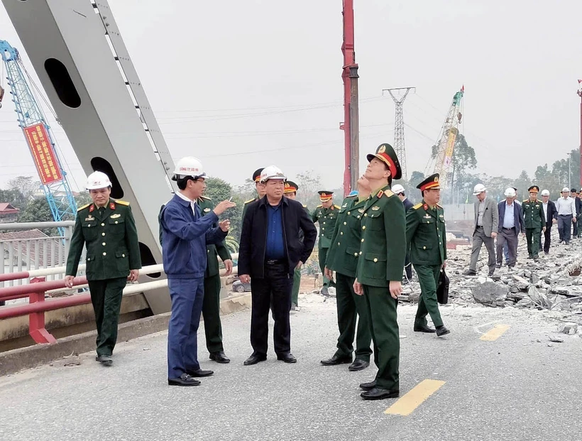 El ministro de Transporte, Tran Hong Minh, inspecciona la reconstrucción del puente Phong Chau (Foto: VNA)