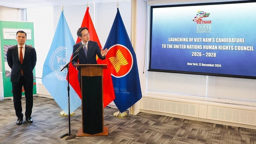 El viceministro de Relaciones Exteriores Do Hung Viet se dirige a un acto celebrado el 12 de diciembre en Nueva York por la misión permanente de Vietnam ante la ONU con motivo del Día de los Derechos Humanos. (Foto: VNA)