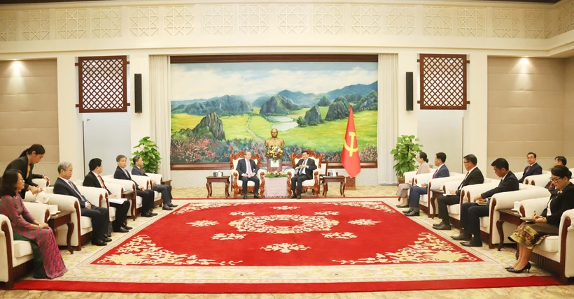 El secretario general del Partido Popular Revolucionario y presidente de Laos, Thongloun Sisoulith, recibe al ministro de Justicia de Vietnam, Nguyen Hai Ninh. (Foto: VNA)