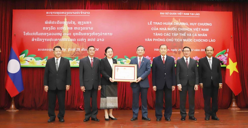 El embajador de Vietnam en Laos, Nguyen Minh Tam, entrega la Orden de la Independencia de primera clase a la Oficina presidencial de Laos. (Foto: VNA)