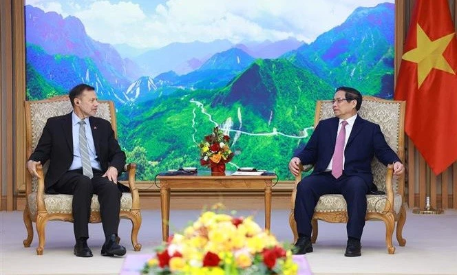 El primer ministro de Vietnam, Pham Minh Chinh (derecha), conversa con el saliente embajador de Australia en Hanoi, Andrew Goledzinowski. (Foto: VNA)