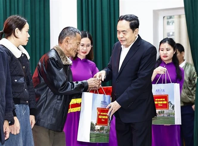 El presidente de la Asamblea Nacional de Vietnam, Tran Thanh Man, entrega paquetes de regalos a las familias beneficiarias de políticas sociales en la provincia central de Ha Tinh. (Foto: VNA)