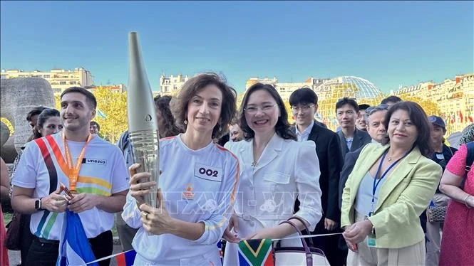 La directora general de la UNESCO, Audrey Azoulay, y la embajadora Nguyen Thi Van Anh, representante permanente de Vietnam ante la UNESCO, en una ceremonia de recepción de la Antorcha Paralímpica en la sede de la UNESCO. (Foto: VNA)