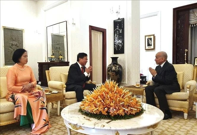 El embajador vietnamita en Phnom Penh, Nguyen Huy Tang, se reúne con el rey camboyano, Norodom Sihamoni (Foto: VNA)