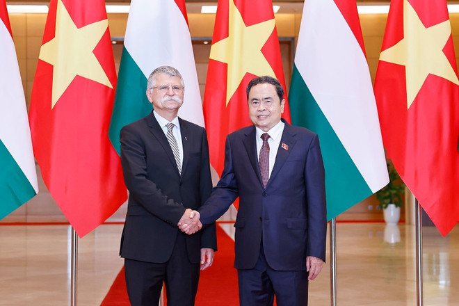 El presidente de la Asamblea Nacional de Hungría, Kover Laszlo y su par vietnamita, Tran Thanh Man. (Fuente: VNA) vna-potal-chu-tich-quoc-hoi-tran-thanh-man-chu-tri-le-don-va-hoi-dam-voi-chu-tich-quoc-hoi-hungary-8349977.jpg