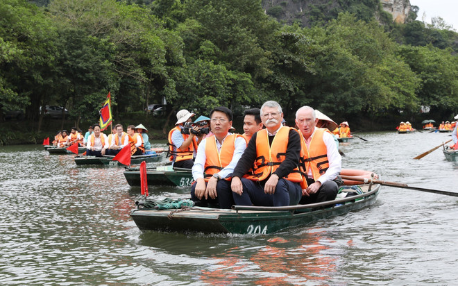 El presidente de la Asamblea Nacional de Hungría, Kover Laszlo, visita la provincia de Ninh Binh (Fuente: VNA) vna-potal-doan-chu-tich-quoc-hoi-hungary-tham-tinh-ninh-binh-8352146.jpg