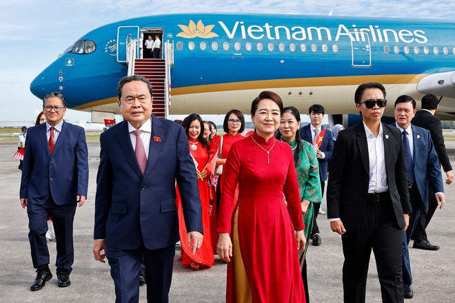 El presidente de la Asamblea Nacional de Vietnam, Tran Thanh Man, junto a su esposa, Nguyen Thi Thanh Nga, y una delegación de alto nivel, arribó hoy a Kuala Lumpur vna-potal-chu-tich-quoc-hoi-tran-thanh-man-va-phu-nhan-bat-dau-tham-chinh-thuc-malaysia-8278301.jpg