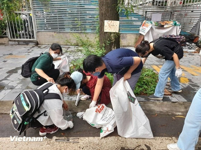 Recogida de residuos plásticos en Hanoi. (Foto: VietnamPlus) wwf-2.png
