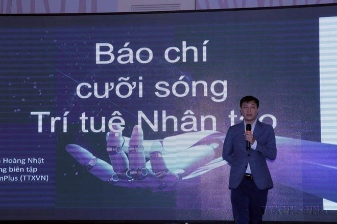 El periodista Nguyen Hoang Nhat habla en un seminario sobre la aplicación de la IA en la información periodística, celebrado en Da Lat el 1 de diciembre de 2023 (Foto: VNA) heo.jpg