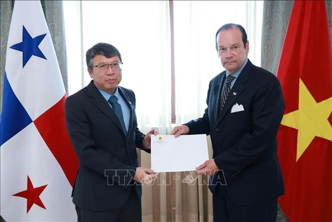 El embajador de Vietnam en México y Panamá, Nguyen Van Hai, presentó copia de sus cartas credenciales al canciller panameño, Javier Martínez-Acha Vásquez. Foto: VNA vna-potal-viet-nam-panama-huong-toi-quan-he-hop-tac-thuc-chat-va-hieu-qua-standjpeg1.jpg