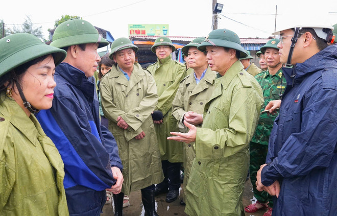 El viceprimer ministro Tran Hong Ha inspecciona las labores de prevención y respuesta ante el tifón Wipha en el barrio Do Son (Fuente: VNA) vna-potal-pho-thu-tuong-tran-hong-ha-kiem-tra-chi-dao-cong-tac-phong-chong-bao-so-3-tai-hai-phong-8161933.jpg