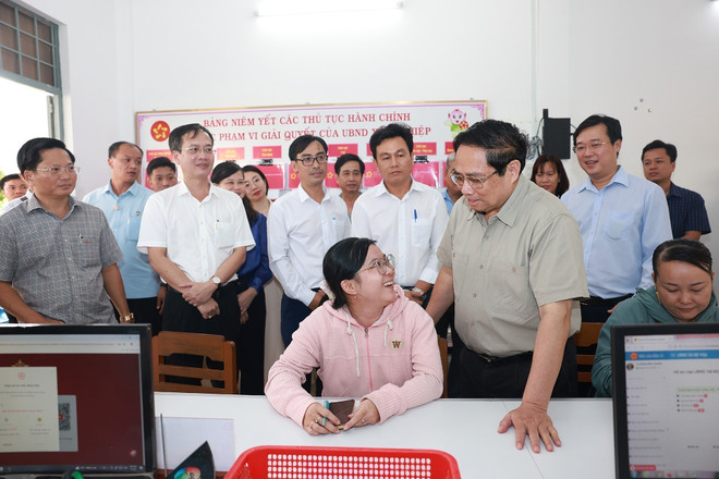 El primer ministro Pham Minh Chinh inspecciona el funcionamiento del Centro de Servicios de la Administración Pública de la comuna de My Hiep, provincia de Dong Thap. (Foto: VNA) vna-potal-thu-tuong-kiem-tra-mo-hinh-chinh-quyen-dia-phuong-2-cap-tai-dong-thap-8161930.jpg