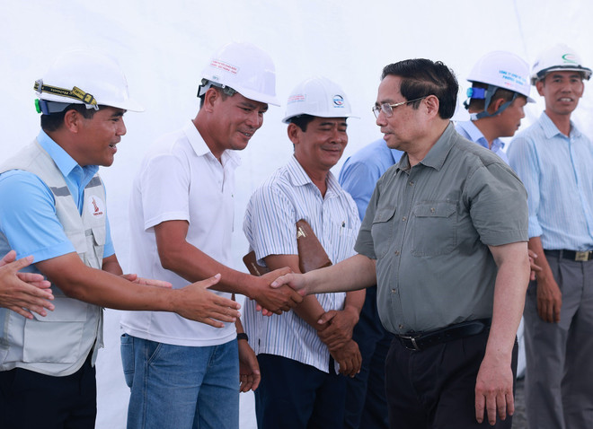 El primer ministro de Vietnam, Pham Minh Chinh, realiza una inspección del progreso de proyectos clave de autopistas en An Giang (Fuente: VNA) vna-potal-thu-tuong-pham-minh-chinh-kiem-tra-tien-do-du-an-giao-thong-trong-diem-tai-an-giang-8161149.jpg