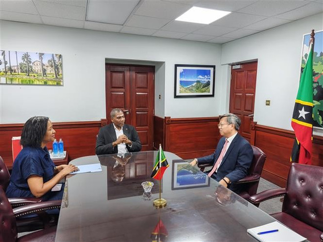 El embajador Le Quang Long sostiene encuentro con el primer ministro sancristobaleño Terrance Drew (Fuente: VNA) thumbstand-15.jpg