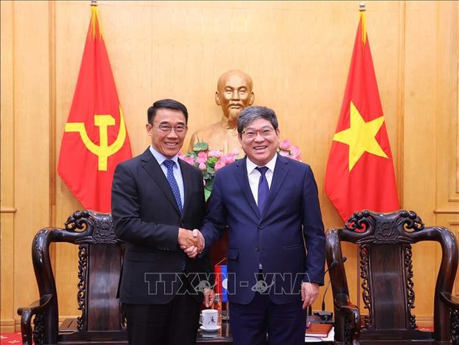 Nguyen Duy Bac (derecha), vicepresidente permanente de la Academia Nacional de Política de Ho Chi Minh, y Bounleua Phandanouvong, presidente interino de la Comisión de Relaciones Exteriores del Comité Central del Partido Popular Revolucionario de Laos (Fuente: VNA) hc3acnh-e1baa3nh-1.jpg