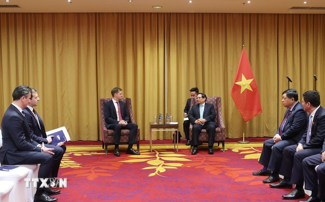 En la reunión entre el primer ministro de Vietnam, Pham Minh Chinh (derecha) y Michal Fijol, presidente interino del Consejo de Administración de la aerolínea LOT (Fuente: VNA) thu-tuong-tiep-quyen-chu-tich-hoi-dong-quan-tri-lot-polish-airlines-17-3.jpg