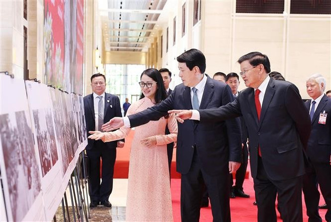 Líderes vietnamitas y laosianos visitan la exposición fotográfica organizada por la Agencia de Noticias de Vietnam. (Foto: VNA) vna-potal-giao-luu-huu-nghi-viet-e28093-lao-voi-chu-de-e2809ctinh-sau-hon-nuoc-hong-ha-cuu-longe2809d-7994455.jpg