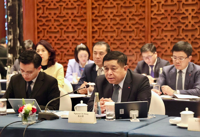 El viceprimer ministro de Vietnam Nguyen Chi Dung en una reunión con autoridades locales (Fuente: VNA) b081441f415df103a84c.jpg