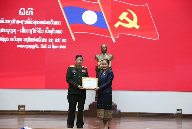 El Ministerio de Cultura y Turismo de Laos entregó el Certificado de Reconocimiento de la Ruta de Truong Son - Ruta de Ho Chi Minh en Laos como Reliquia Histórica Nacional al Ministerio de Defensa Nacional de este país. (Foto: VNA) lao.jpg