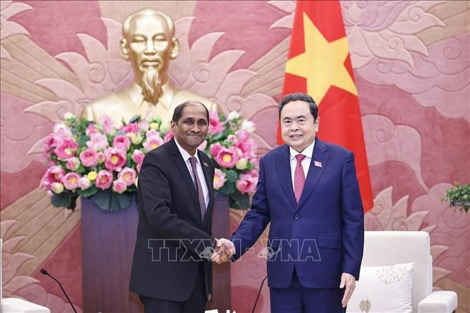 El presidente de la Asamblea Nacional de Vietnam, Tran Thanh Man, recibe al embajador de Singapur, Jaya Ratnam (Fuente: VNA) singapo.jpg