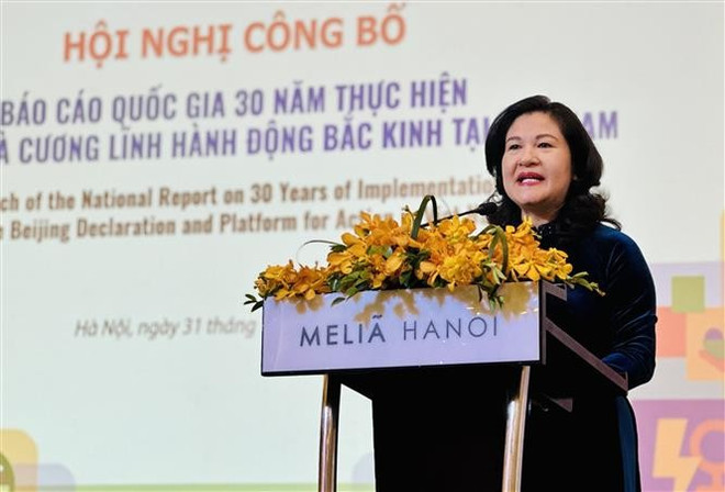 La viceministra del Interior, Nguyen Thi Ha, habla en la cita (Fuente: VNA) vna-potal-cong-bo-bao-cao-quoc-gia-ve-30-nam-thuc-hien-tuyen-bo-va-cuong-linh-hanh-dong-bac-kinh-tai-viet-nam-8377248.jpg
