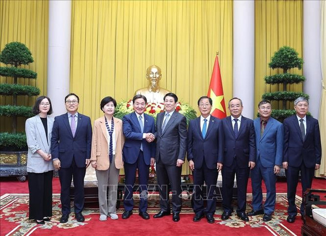 En la recepción (Fuente: VNA) chu-tich-nuoc-luong-cuong-voi-cac-dai-bieu.jpg