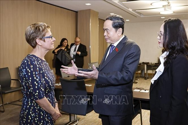 El presidente de la Asamblea Nacional de Vietnam, Tran Thanh Man dialoga con Raymonde Gagné, titular del Senado canadiense chu-tich-thuong-vien-canada.jpg