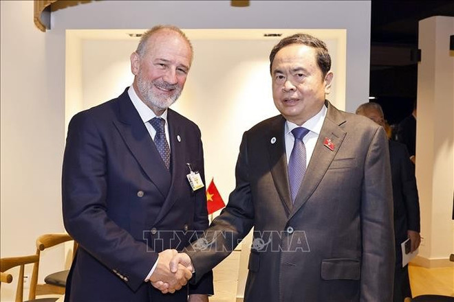 El presidente de la Asamblea Nacional de Vietnam, Tran Thanh Man (derecha) y el jefe del Consejo Federal de Austria, Peter Samt (Fuente: VNA) chu-tich-thuong-vien-ao.jpg