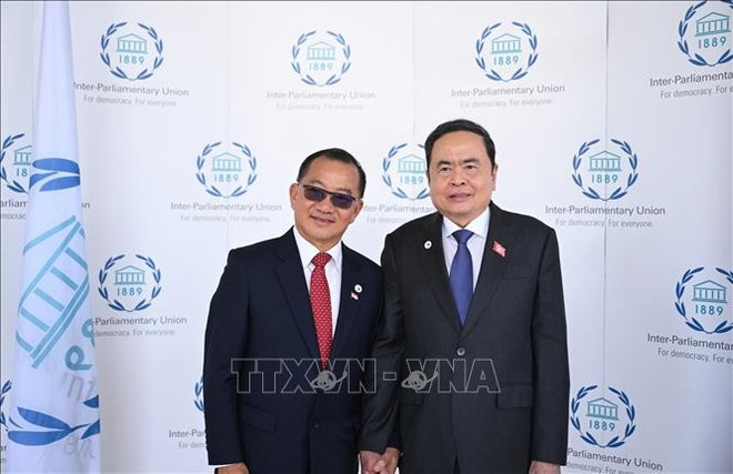 El presidente de la Asamblea Nacional de Vietnam, Tran Thanh Man (derecha) y el titular del Parlamento de Singapur, Seah Kian Peng (Fuente: VNA) chu-tich-qh-singapo.jpg